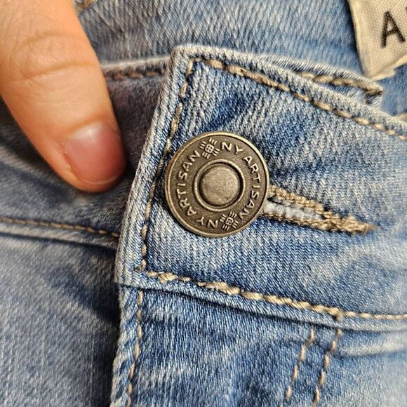 Artisan NY Light Wash Capri Pants - Picture 3 of 7